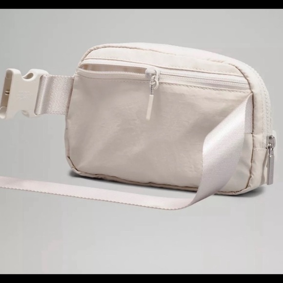 Lululemon 🍋 Everywhere Belt Bag NWT ((WHITE OPAL)) Stunning! 🤍🥥 - Picture 3 of 5